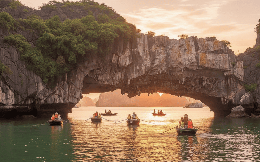 Hang Luồn &ndash; nơi c&oacute; d&ograve;ng nước trong xanh, uốn lượn quanh c&aacute;c d&atilde;y n&uacute;i đ&aacute; v&ocirc;i